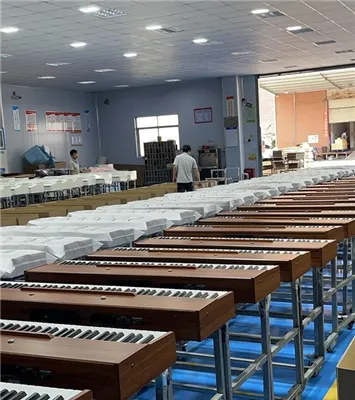 Onu mängib köögivilju müües elektriklaverit.